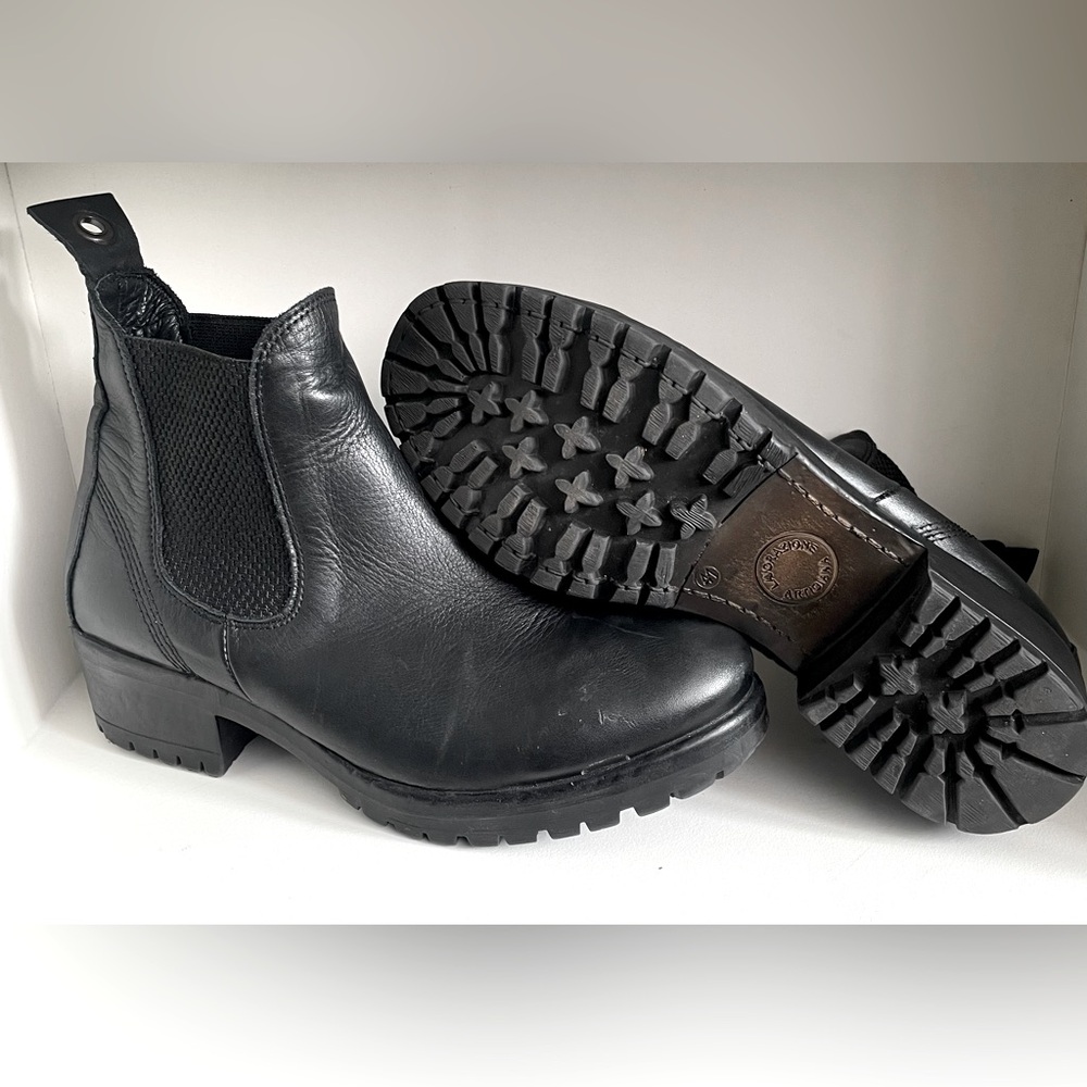 Woman’s Bueno leather slip on ankle boots. EU size 41, US size 10.